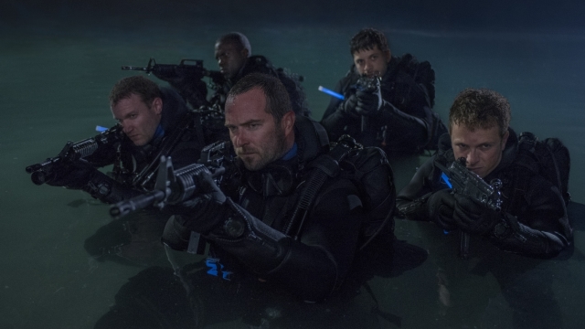 Filmuojant trilerį „Komandosai“ neįtikėtinai misijai filmo kūrybinė komanda ruošėsi po vandeniu